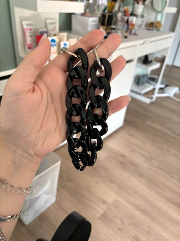 Schwarze Handyhülle mit stylischer Kette in Langen (Hessen)