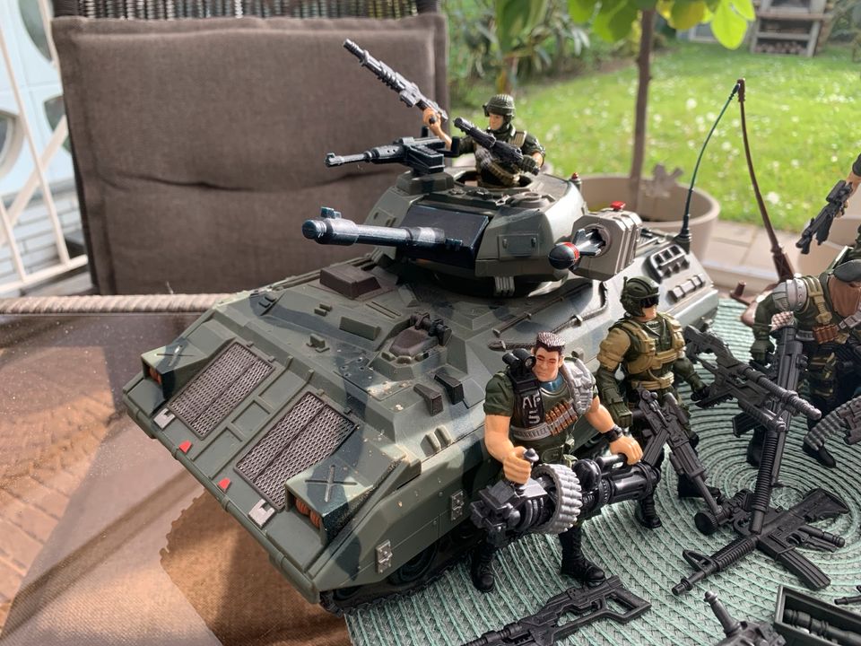 Cap Mei Figuren Actionfiguren Soldaten Panzer Jeep 90iger in Mönchengladbach