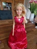 Barbie mit Kleid rot Nordrhein-Westfalen - Bocholt Vorschau