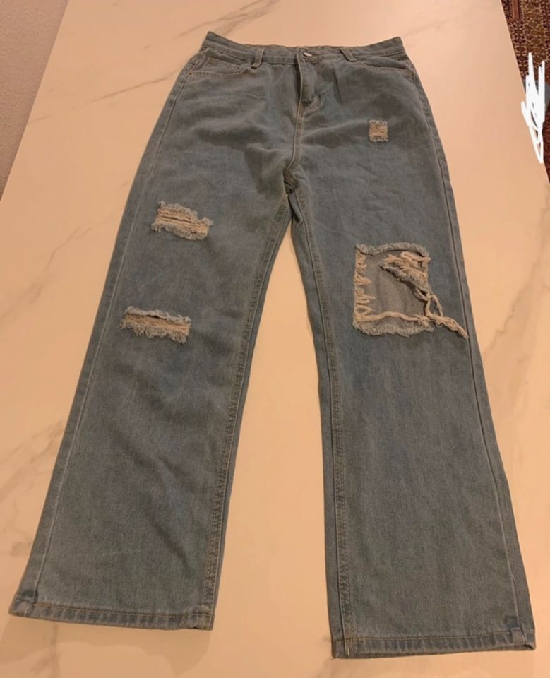 Jeans Hose mit Schmetterling Print und Löcher in Düsseldorf