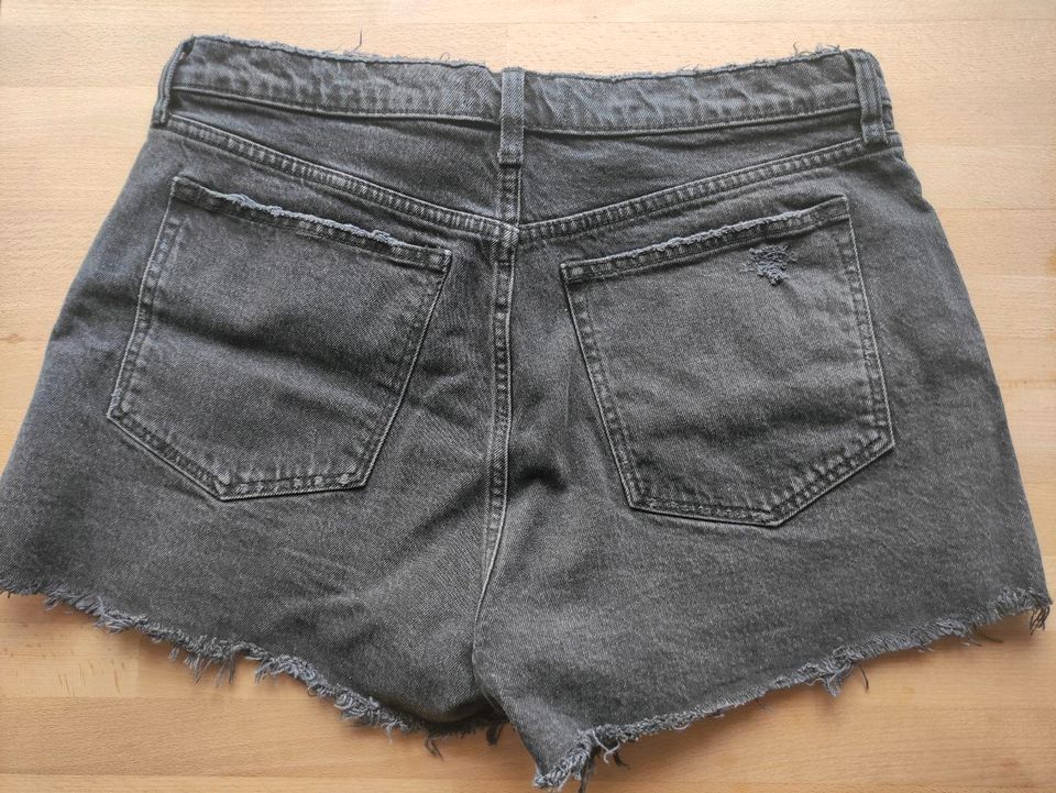 Abercrombie & Fitch The Mom Short High Rise Gr. 32 in Northeim