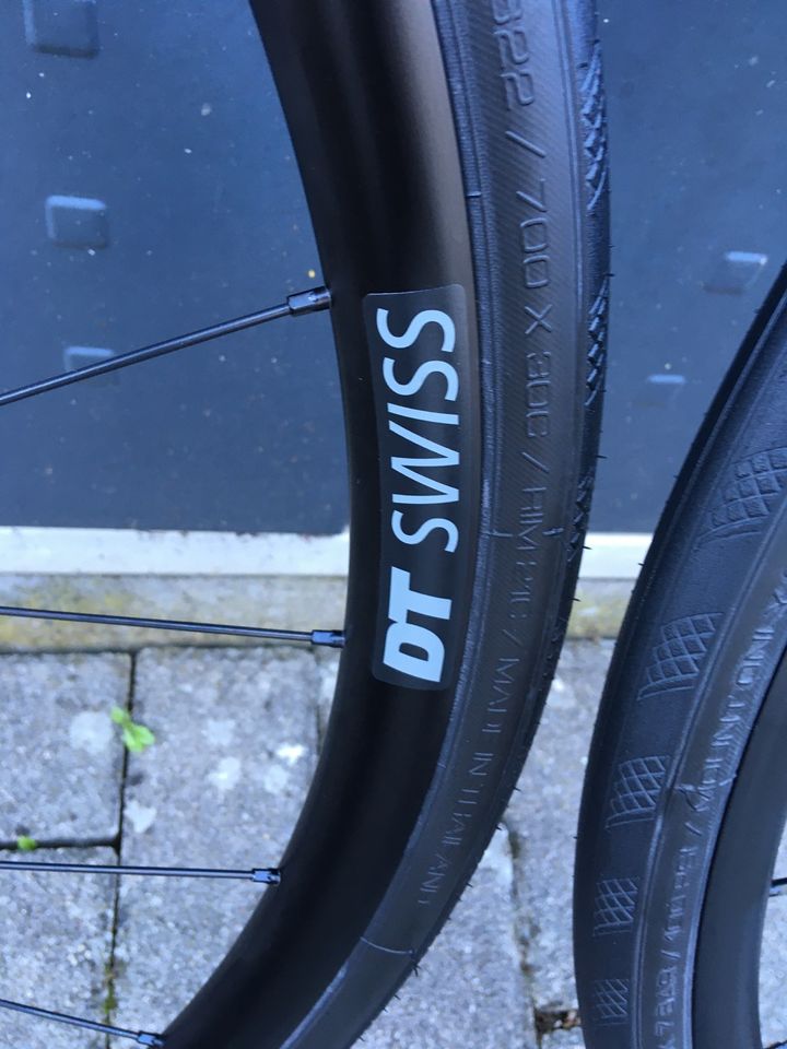 DT SWISS Rennrad Disc Centerlock Laufradsatz LRS nagelneu CERVELO in Igersheim