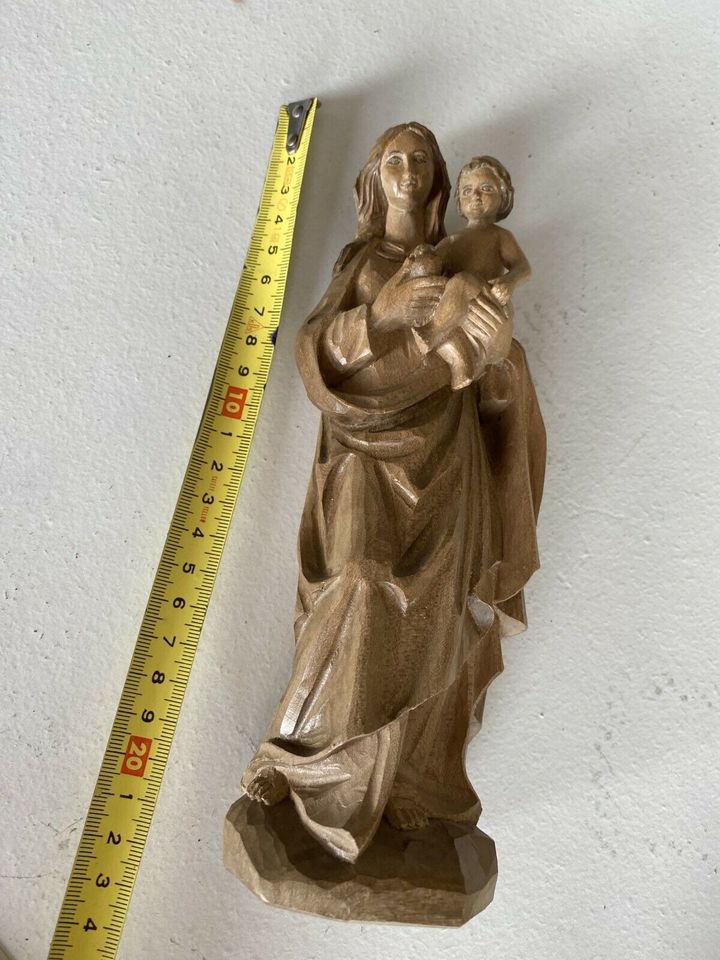 Holzfiguren Jesus, Maria mit Kind, Hl. Florian, Kreuz in Bayern
