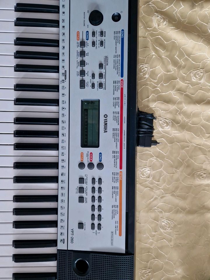 Ein YAMAHA keyboard in Wesseling