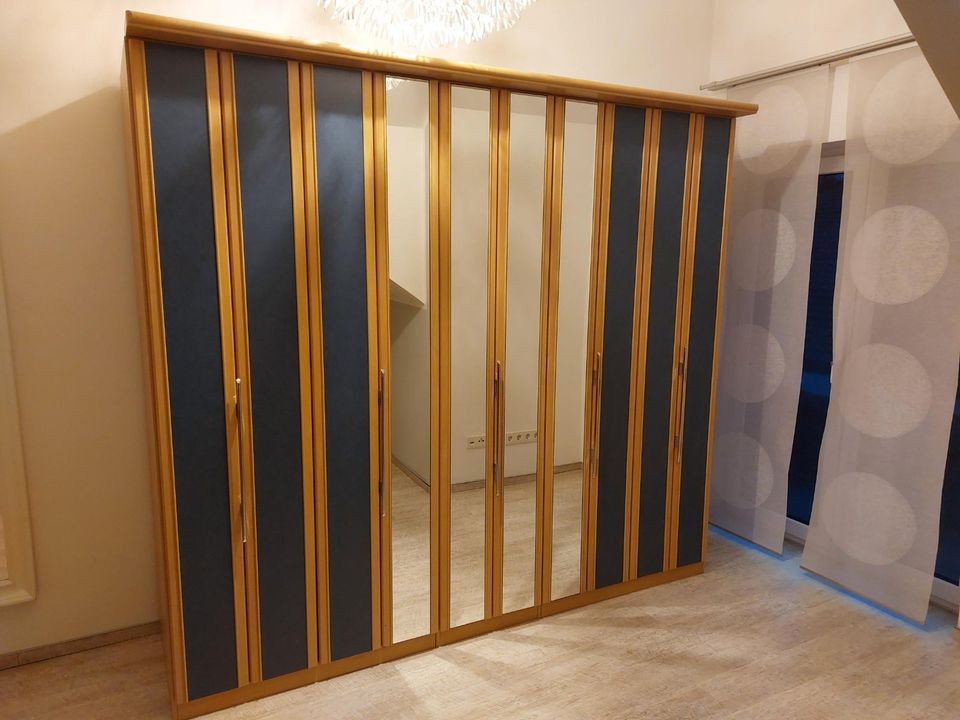 Kleiderschrank mit Spiegelfalttüren in Heidenrod