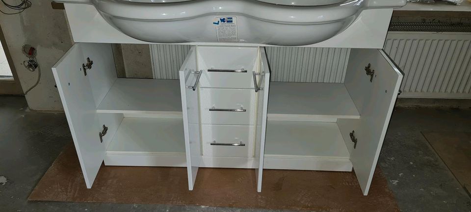 Waschtisch mit Spiegel und Hängeschränke Weiß Hochglanz in Neubiberg