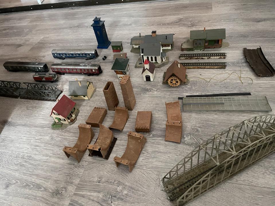 Großes Modelleisenbahn Konvolut H0-Gleise, Waggons, Gebäude, … in Sigmaringendorf