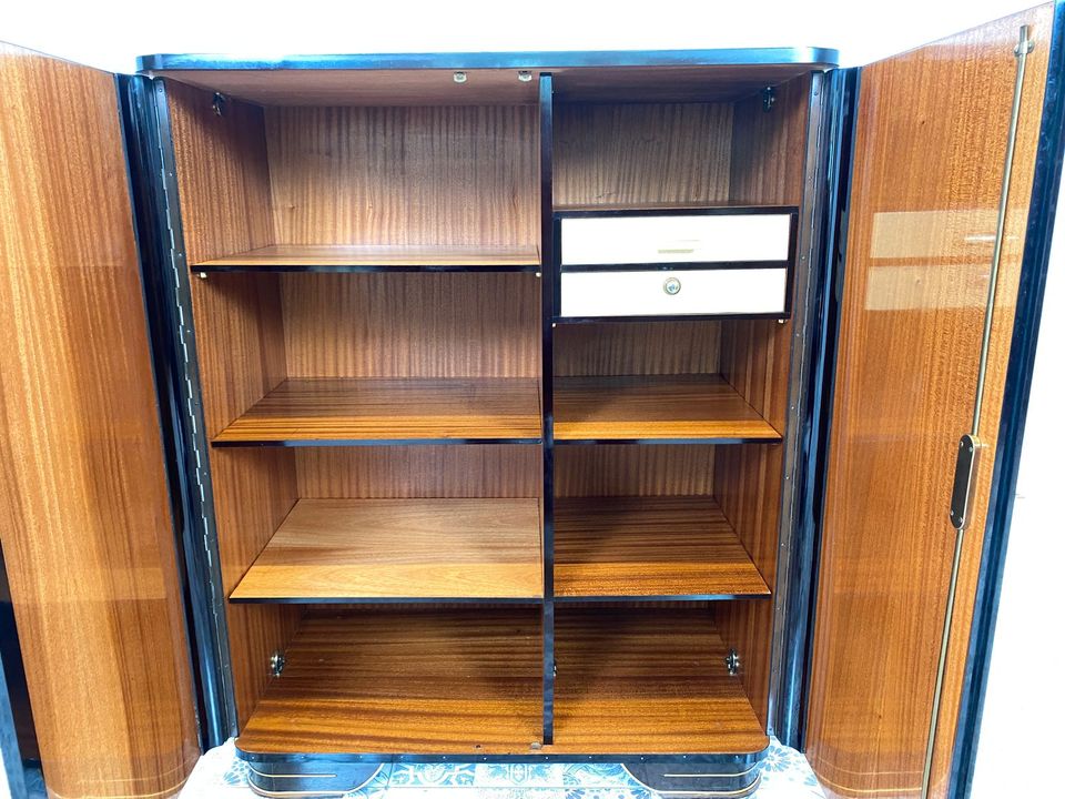 WMK Sehr hübscher, geräumiger und gut erhaltener Mid-Century Wäscheschrank mit Klavierlack Oberfläche und innenliegende Schubladen # Schrank Kleiderschrank Wardrobe Flurschrank Highboard Rockabilly in Berlin