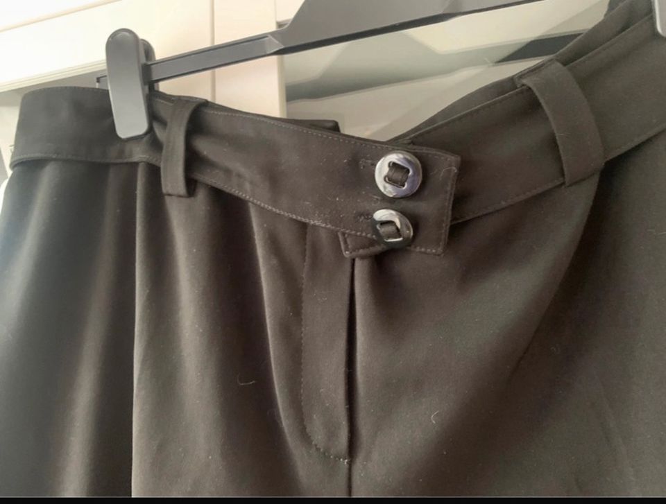 Schwarze Hose Stoffhose mit Gürtel Gr.48 in Beckingen