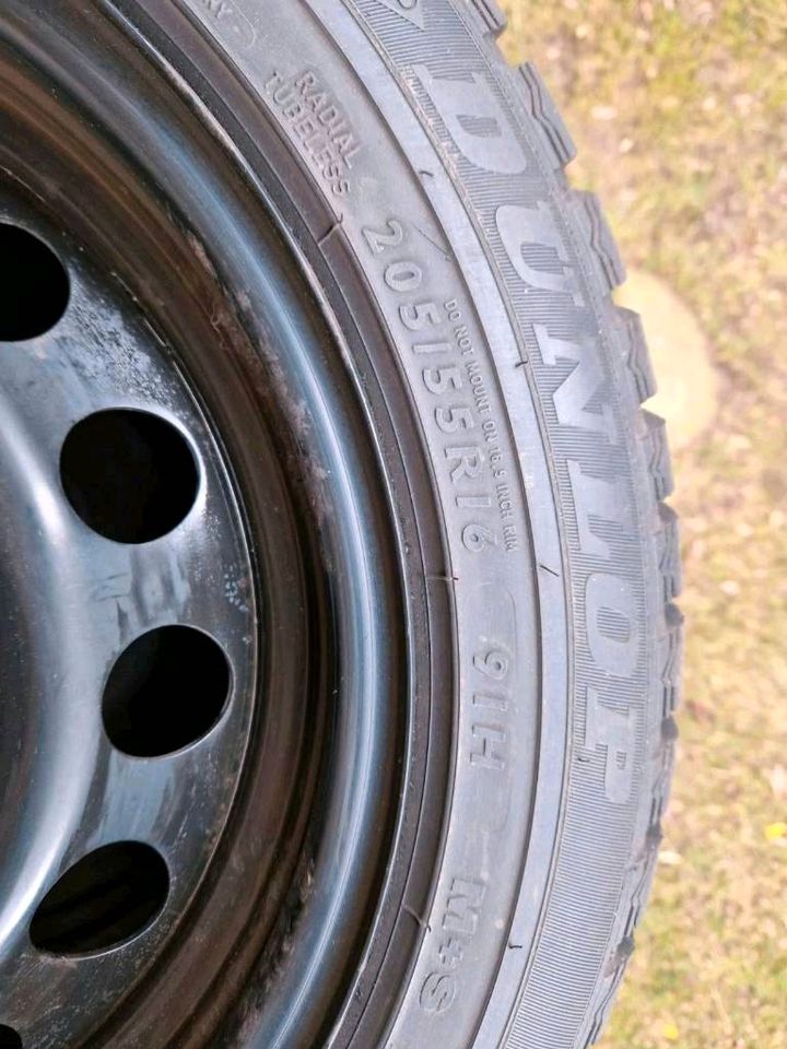 4 Winterreifen Dunlop auf Stahlfelgen mit BMW Radkappen in Berlin