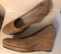 TAMARIS Keilpumps Wildleder Velours Sand-Beige 40 wie neu Bayern - Landshut Vorschau