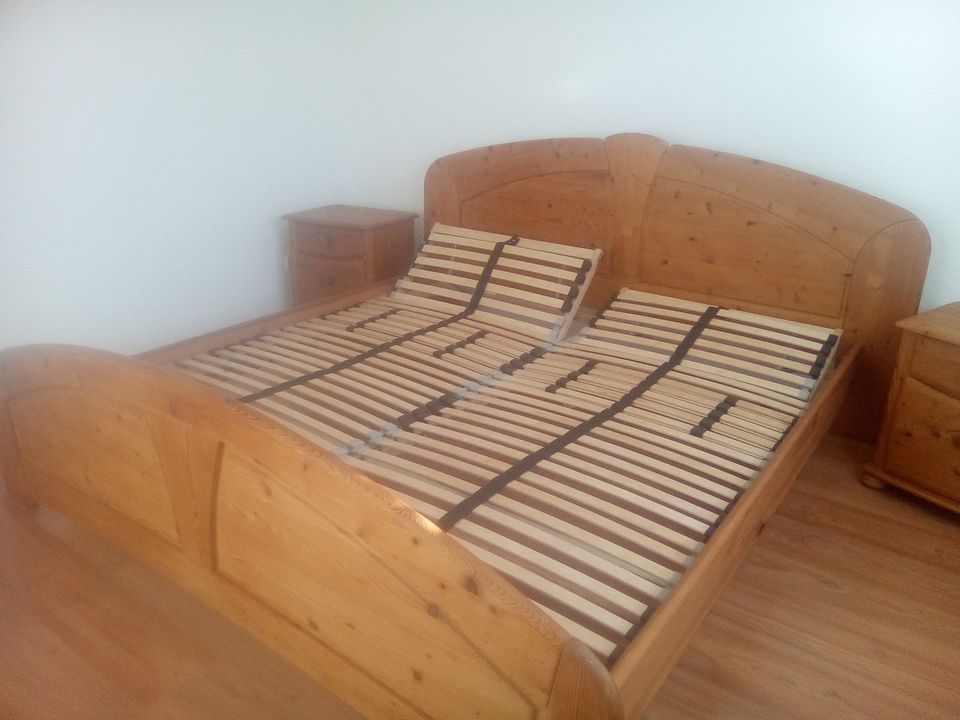 Vollholz Doppelbett, 180 x 200cm, optional Roste, Nachttische in Laudenbach
