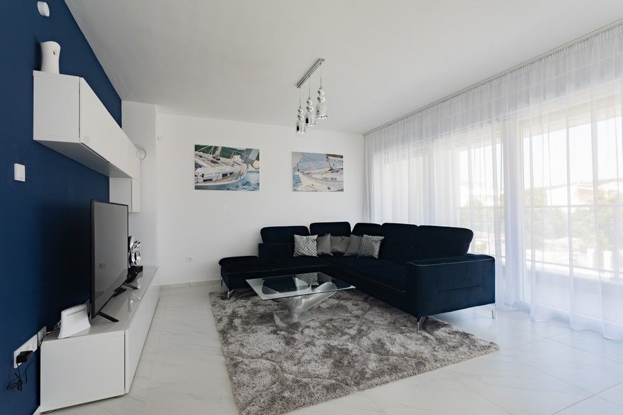 Kroatien, Rogoznica: Moderne Villa mit Swimmingpool nahe dem Meer - Immobilie H2942 in Rosenheim