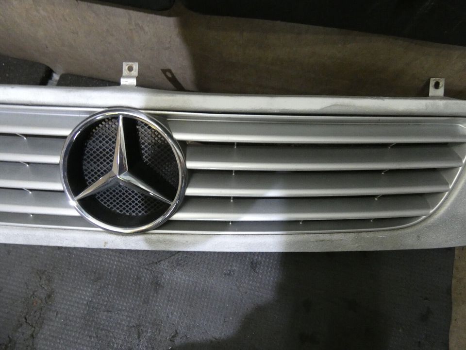 Mercedes W638 Kühlergrill A6388880515 Frontgrill Grau 9744 Bj2001 in Massenbachhausen