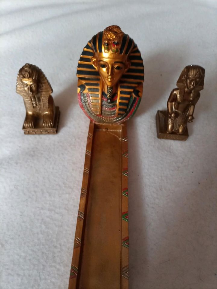 Ägyptische Figuren (Sammelgruppe) in Weste