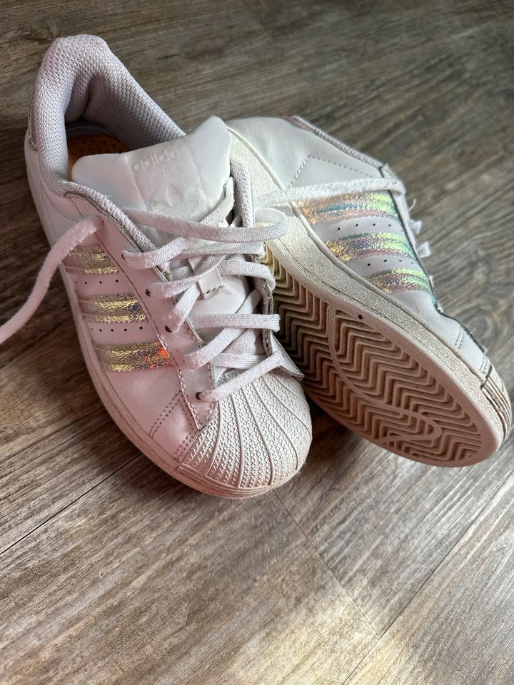 Adidas Superstar Ortholite weiß Gr. 34 mit Glitzer streifen in  Schleswig-Holstein - Bargteheide | Gebrauchte Kinderschuhe Größe 34 kaufen  | eBay Kleinanzeigen ist jetzt Kleinanzeigen