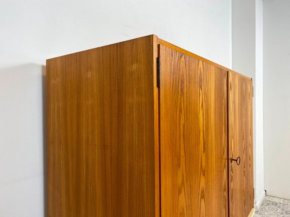 WMK Rares & gut erhaltenes Designer Highboard 427/N aus 1966 von Franz Ehrlich für VEB Hellerau mit Schubladen und Originalgriffen # Schrank Wäscheschrank Sideboard Vintage Mid-Century 50er 60er DDR in Berlin