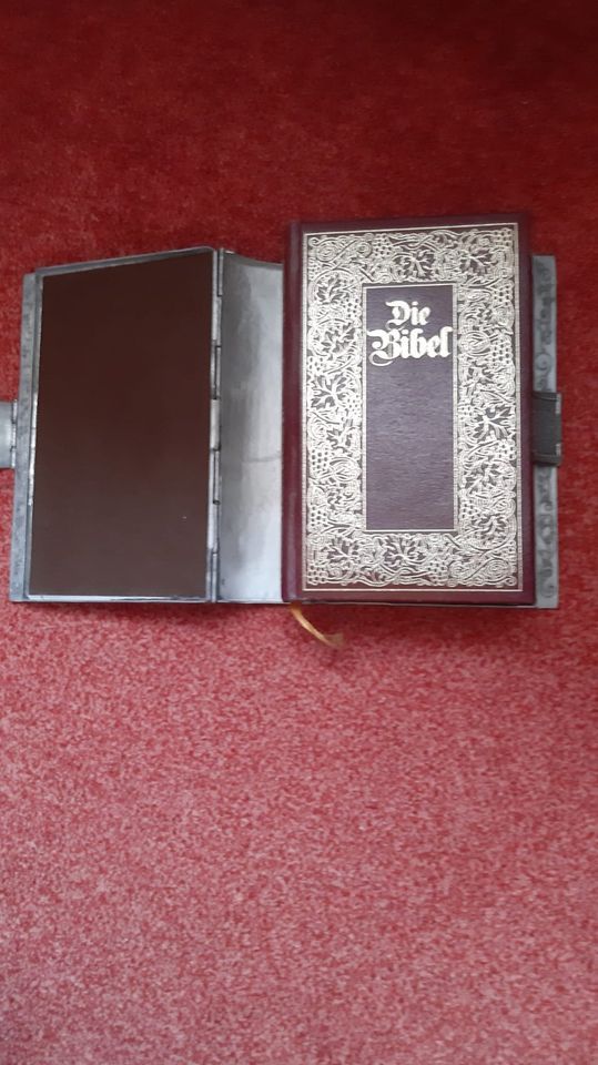 Bibel mit Zinneinband von 1985 in Herxheim bei Landau/Pfalz