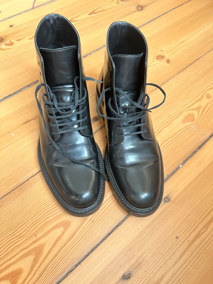 Saint Laurent Stiefel Lackleder in Größe 42 in Berlin