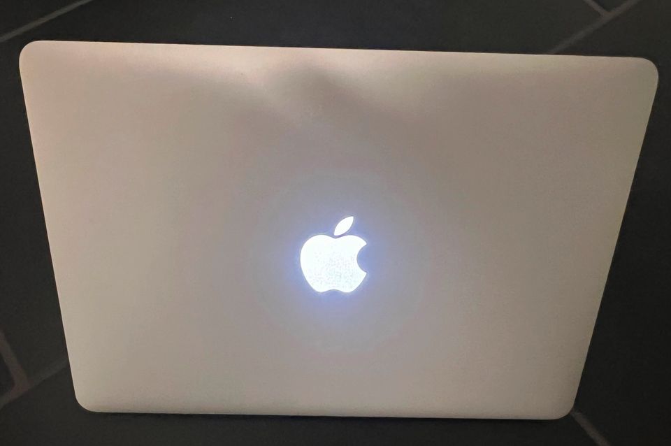 MacbookAir 13 Zoll 256 GB 8 GB in Leck