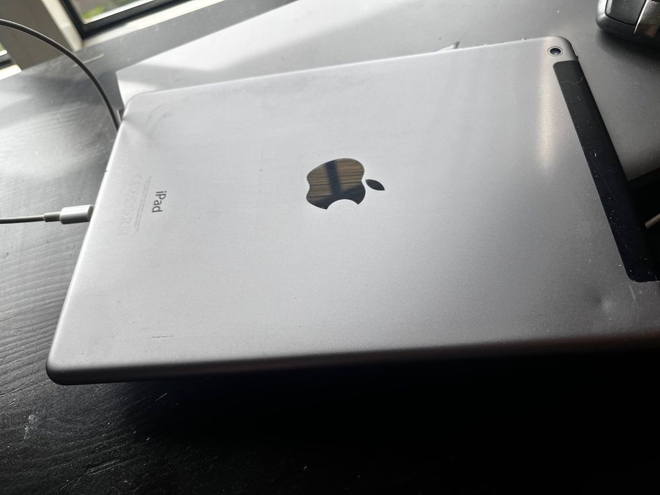 Apple iPad Air, 128 GB, WLAN und UMTS, Spacegrey in Lübeck