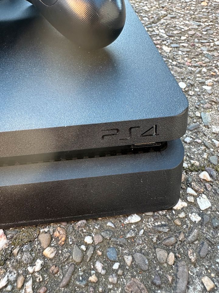 PlayStation 4 slim 500GB mit zwei Controller. in Hagen
