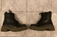 Schnürboots Plateau Boots von Tamaris Gr. 37 schwarz oliv vegan Hessen - Bad Hersfeld Vorschau