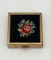 Vintage Pillendose Schmuckbox Stickerei Blumen Bronze Schatulle Schwerin - Altstadt Vorschau