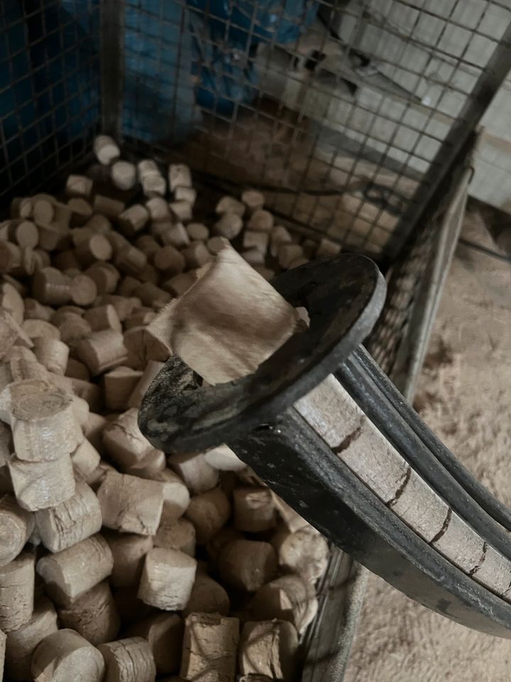 Holzbrikett Brikett Pellet Kamin Ofen in Radevormwald