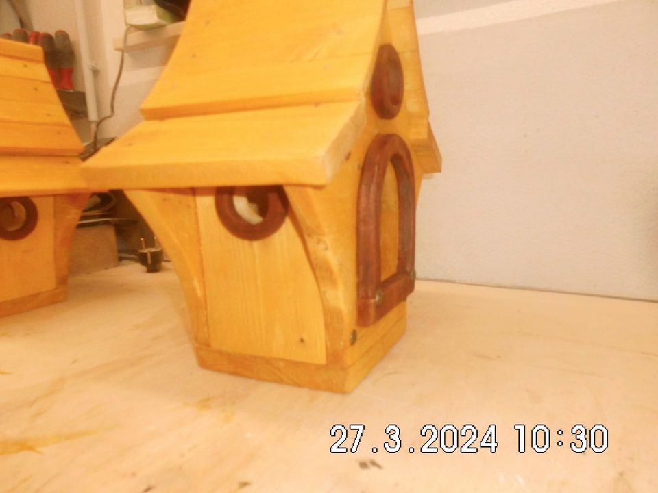 Vogelhaus mit Brutfunktion -Handmade- in Urbach