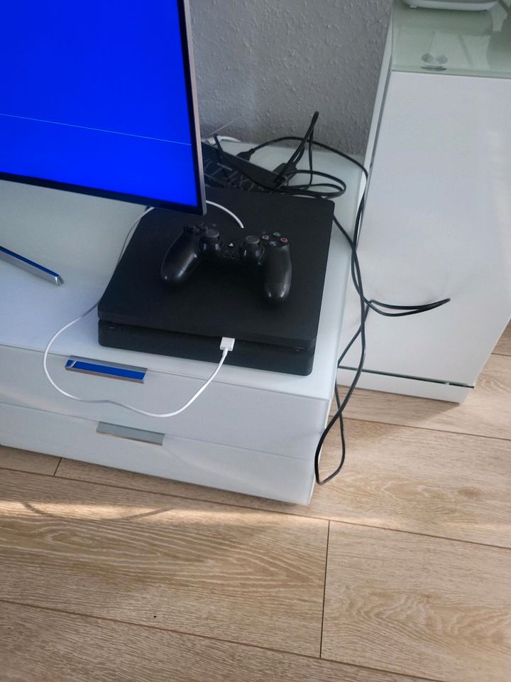 PS4 slim 500GB mit einem Controller in Neu-Isenburg