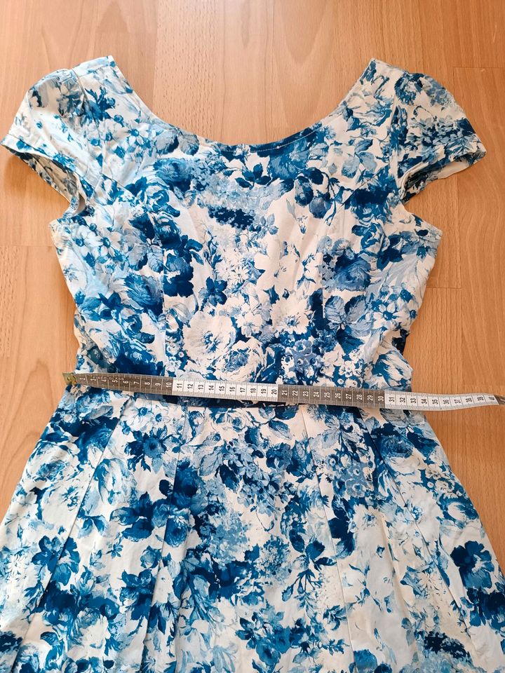 Kleid mit Blumen in Köln