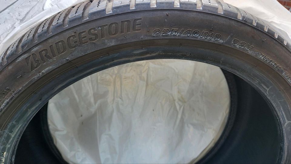 4x Bridgestone 225/40 R19 M+S Allwetterreifen in Henstedt-Ulzburg