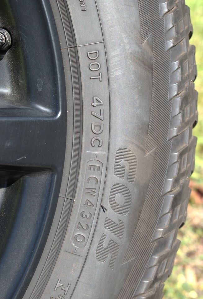 4x 235/60R18 Yokohama Geolander A/T  M&S auf Platin Alufelgen in Borken