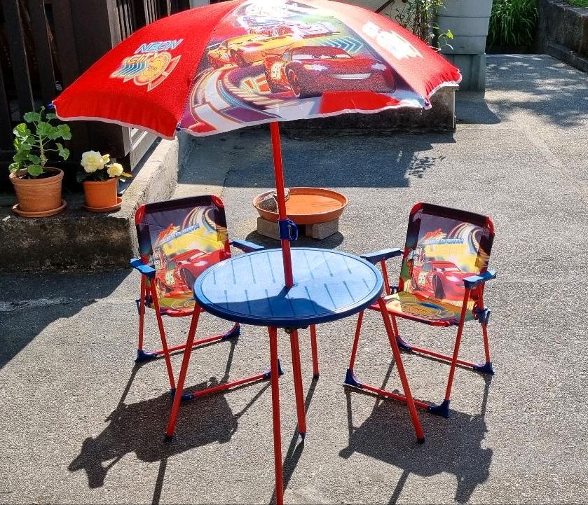 Kindertisch mit 2 Stühlen, Tisch und Sonnenschirm in Dresden