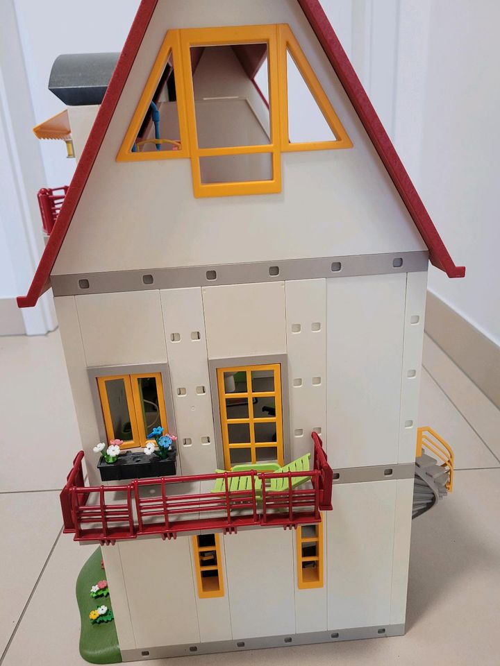 großes Playmobilhaus mit drei Etagen und viel Zubehör in Willich