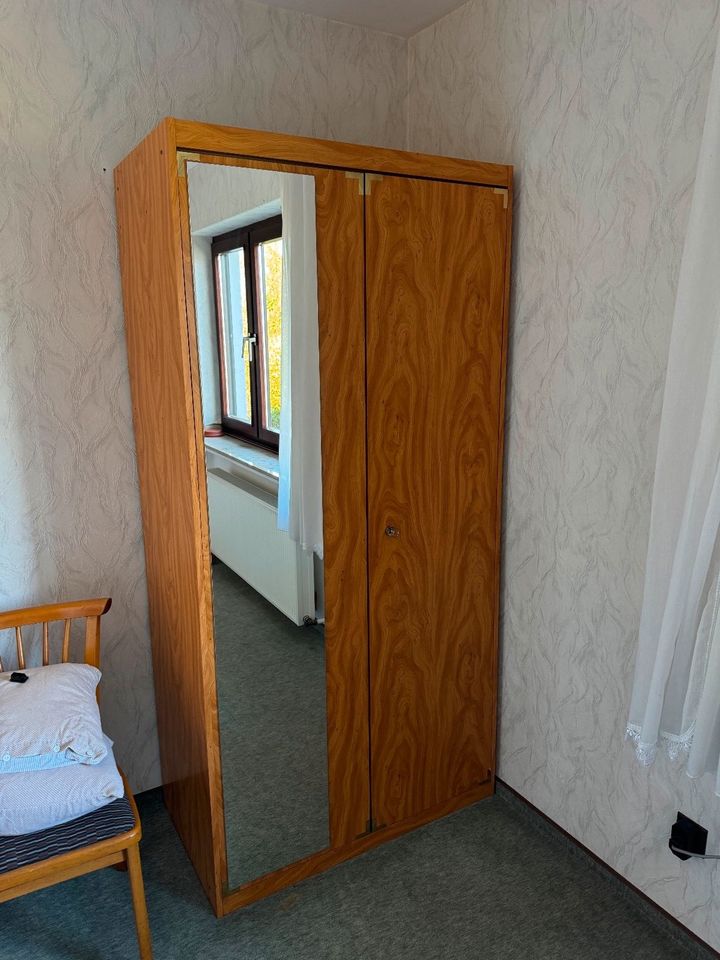 Kleiderschrank mit Spiegel + Bett / Doppelbett mit Schrankwand in Wiehl