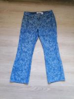 Flare Jeans 90's mit gebleichtem Blumen Muster Niedersachsen - Varel Vorschau