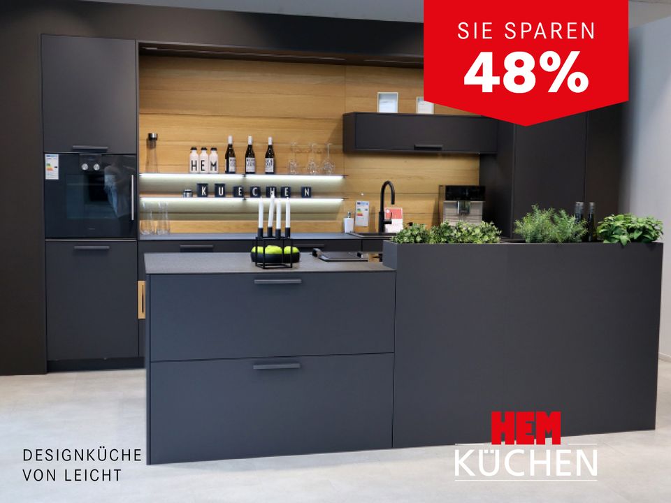 Leicht Einbauküche Ausstellungsküche mit Insel & Elektrogeräten in Bad Mergentheim