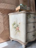 Nachtschränkchen Kommode Landhaus Vintage Rosen antik Shabby chic Hamburg-Nord - Hamburg Winterhude Vorschau