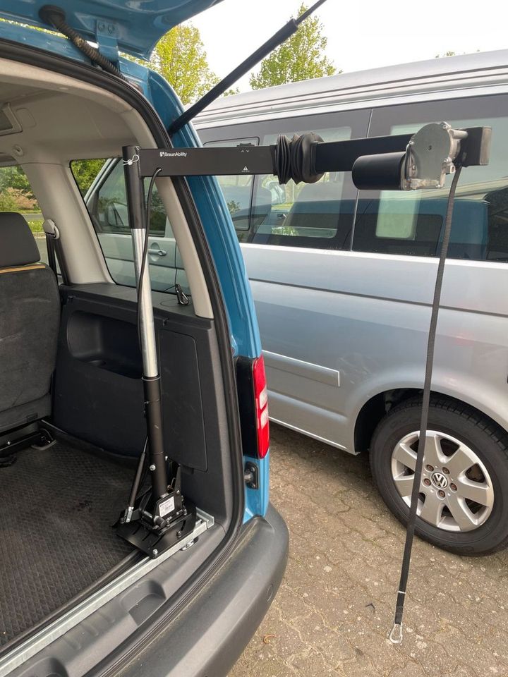 Volkswagen Caddy JAKO-O - Behindertengerecht Rollstuhl Lift in Roßtal