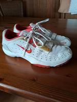 Sportschuhe Tanzsport Nike Leder Gr. 39 Hessen - Solms Vorschau