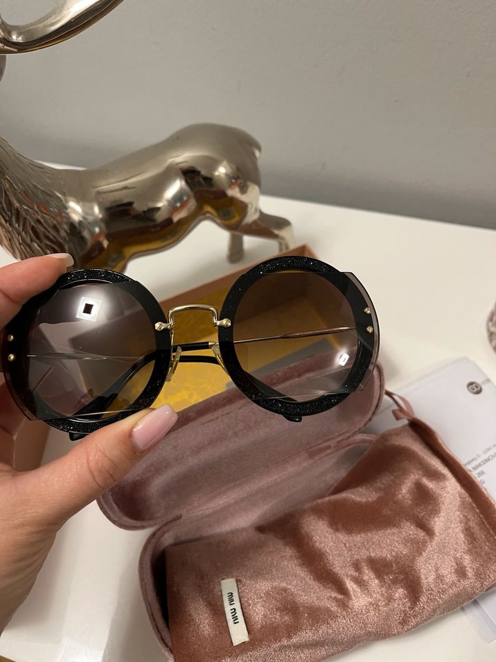 Original miu miu Sonnenbrille Core Collection MU0SS top Zustand in Hamburg