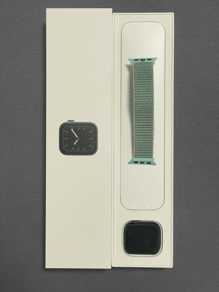 Apple Watch Series 5, 40mm, Space Grau, GPS, Glasbruch in Paderborn