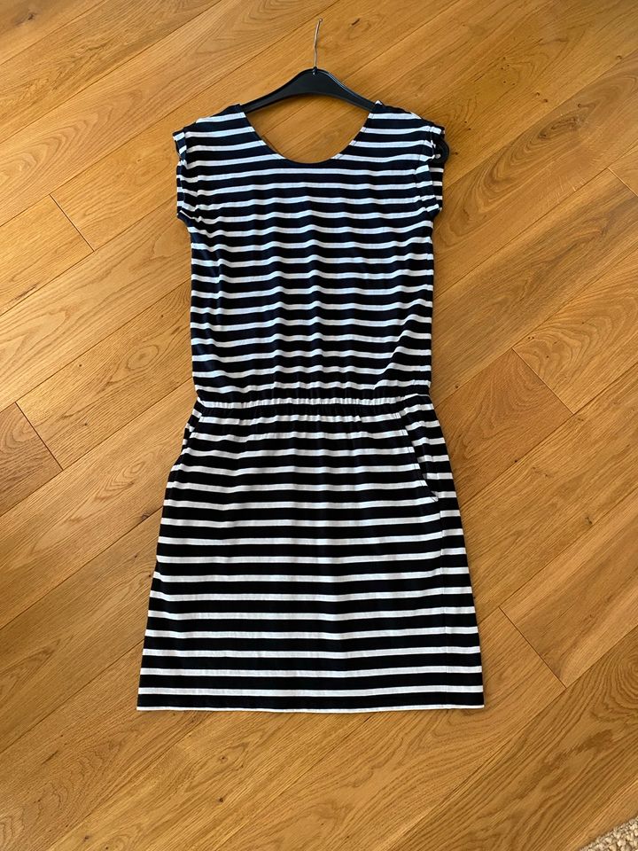 Comma Jersey Kleid Sommerkleid schwarz weiß gestreift 38 wie NEU in Teltow