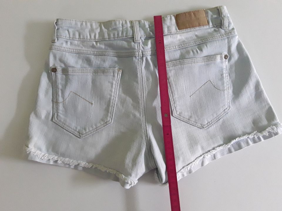 helle kurze Jeans-Hose hellblaue Jeans-Shorts Hotpants Größe 36 in Hemmingen