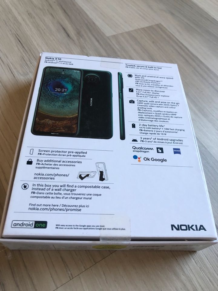 Nokia X10 mit Case und Ersatzfolien in Großefehn