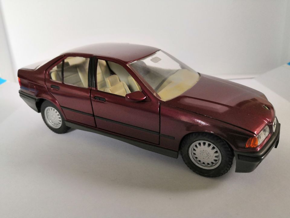 BMW 325i Modell 1:24 in Kappeln