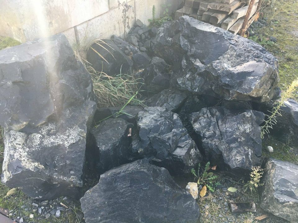 Basalt-Findlinge anthrazit-grau verschiedene Größen in Burglauer