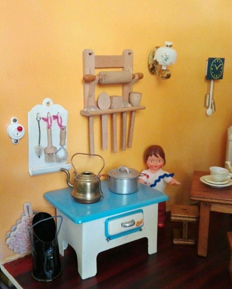 Puppenstube Küche + Kinderzimmer Kühlschrank Herd Laufgitter DDR in Sömmerda